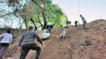 Cada vez son más los voluntarios que se suman a la propuesta.  Gentileza Facebook Limpiando los Arroyos