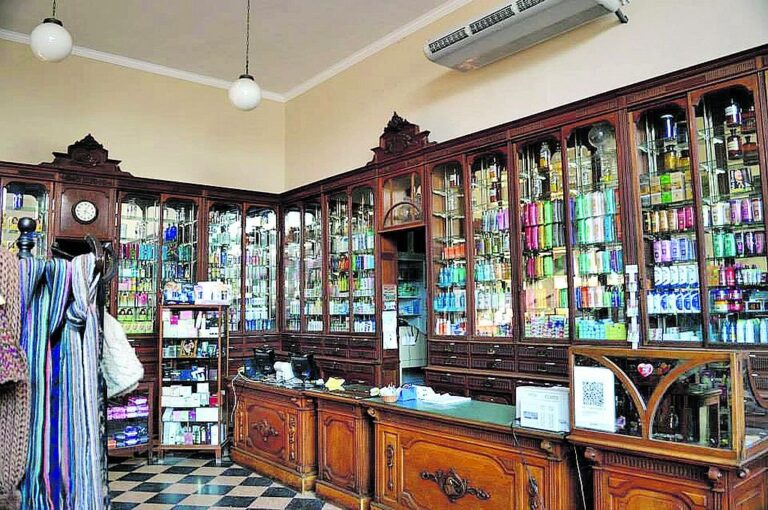 El actual edificio de la farmacia
