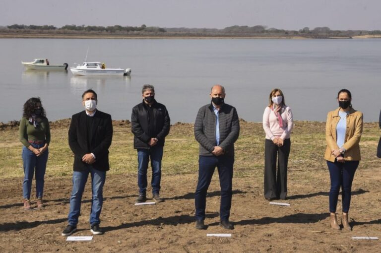 En Puerto Gaboto se realizó la puesta en marcha de esta inciaitiva que prevé la instalación de varios faros de conservación con la presencia de guardaparques. Gentileza: prensa Gobierno de Santa Fe.