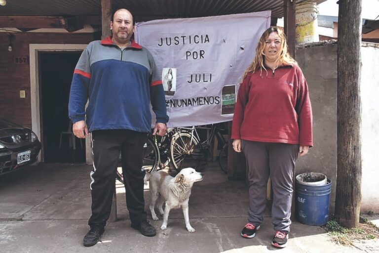 Dolor. Los padres de Julieta (Adrián y Fabiana) recibieron a Multimedios El Litoral en su casa de Berabevú. Contaron su pena por la pérdida de su hija y expresaron que confían en la justicia. Mirador Provincial.