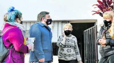 Promotores ambientales recorren las casas de los vecinos en Concepción del Uruguay.