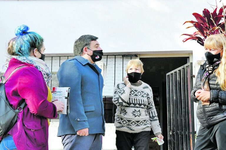 Promotores ambientales recorren las casas de los vecinos en Concepción del Uruguay.