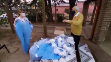 El senador Kaufmann destacó que se entregaron 200 barbijos profesionales (respiradores contra partículas) y otros tantos camisolines para el personal de salud del departamento Garay. Gentileza.