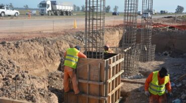 En algunos tramos se trabaja en el ensanche y consolidado del terreno para la duplicación de la traza. Archivo.