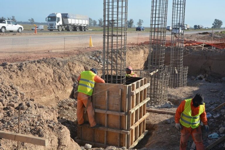 En algunos tramos se trabaja en el ensanche y consolidado del terreno para la duplicación de la traza. Archivo.