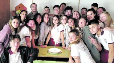 Antes de la cuarentena: alumnos del Instituto "Madre de Jesús" disfrutando del cumpleaños de una compañera.