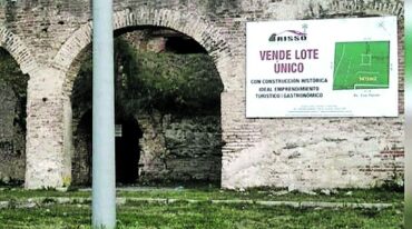 La histórica fachada de la calera ubicada sobre la Avenida Eva Perón se encuentra en venta