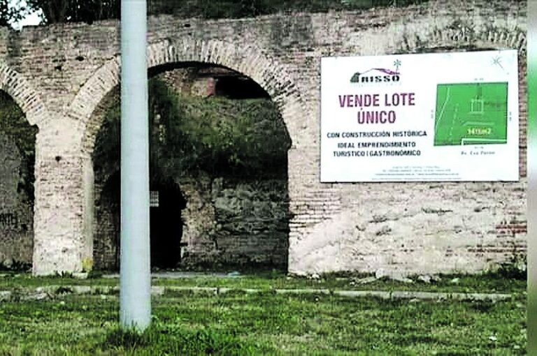 La histórica fachada de la calera ubicada sobre la Avenida Eva Perón se encuentra en venta