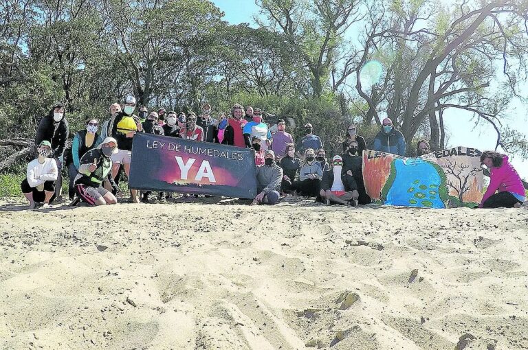 La caravana náutica en contra de las quemas tuvo convocatoria en el río y en la Costanera paranaense.