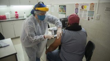 La vacunación es fundamental para no contraer enfermedades y para resguardar a la población de futuras pandemias o la reaparición de virus que hasta el momento están controlados. Gentileza: prensa Municipalidad de Rosario.