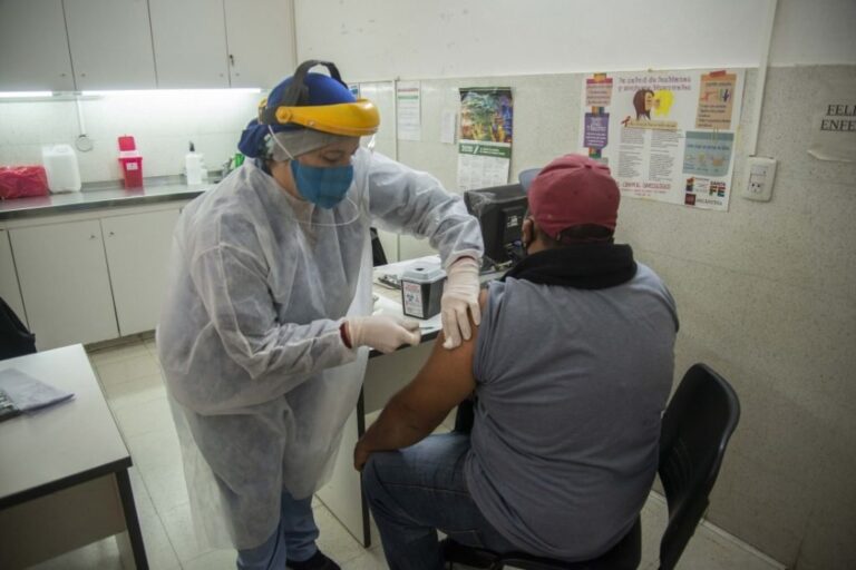 La vacunación es fundamental para no contraer enfermedades y para resguardar a la población de futuras pandemias o la reaparición de virus que hasta el momento están controlados. Gentileza: prensa Municipalidad de Rosario.