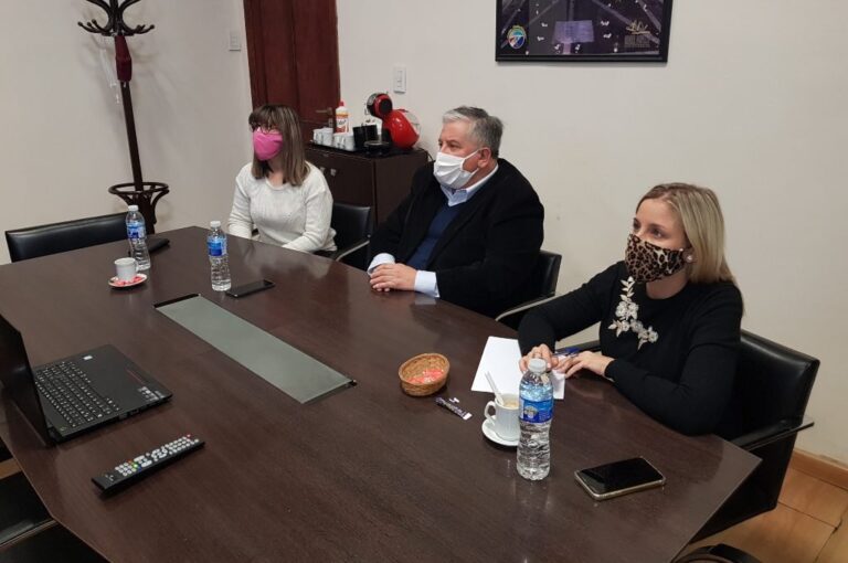 Tanto el presidente comunal como los directivos del Howard Johnson se mostraron contentos por esta posibilidad que se abre. Gentileza: prensa Comuna de Timbúes.