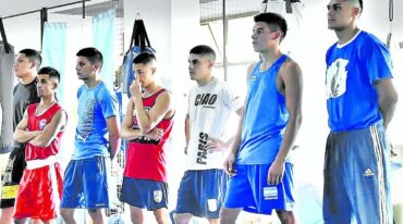 Brian Arregui (tercero de izquierda a derecha) reconoció que pudo entrenarse en los regimientos del Ejército.  A la vera del ring