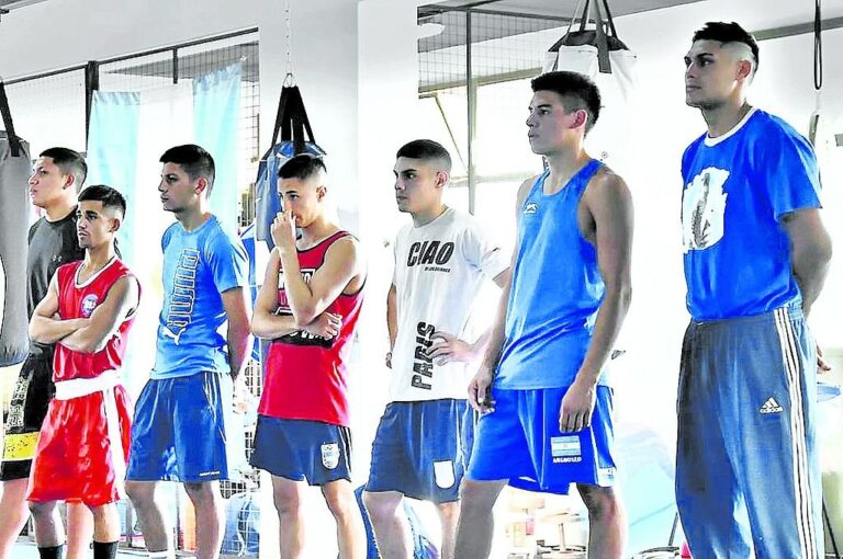 Brian Arregui (tercero de izquierda a derecha) reconoció que pudo entrenarse en los regimientos del Ejército.  A la vera del ring