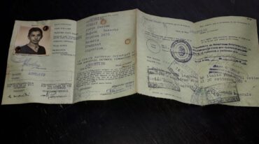 La tarjeta de identificación de Somlay en Roma 1960. Ahí se aprecian sus datos y una foto de él de aquella época. Mirador Provincial.
