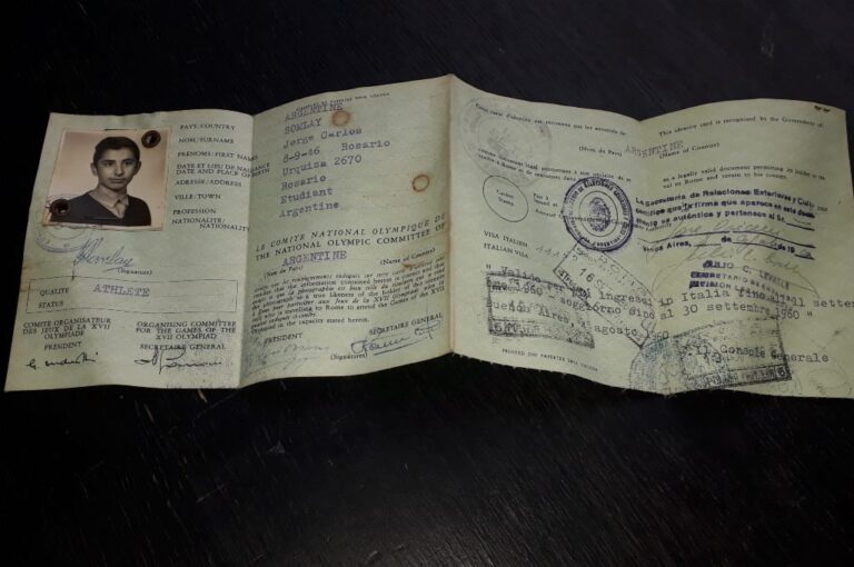 La tarjeta de identificación de Somlay en Roma 1960. Ahí se aprecian sus datos y una foto de él de aquella época. Mirador Provincial.