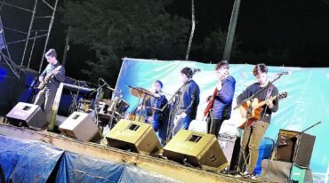 Sobre el escenario se presentaron bandas locales de diversos géneros musicales.