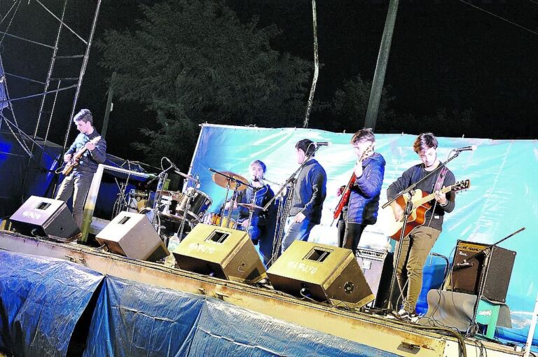 Sobre el escenario se presentaron bandas locales de diversos géneros musicales.