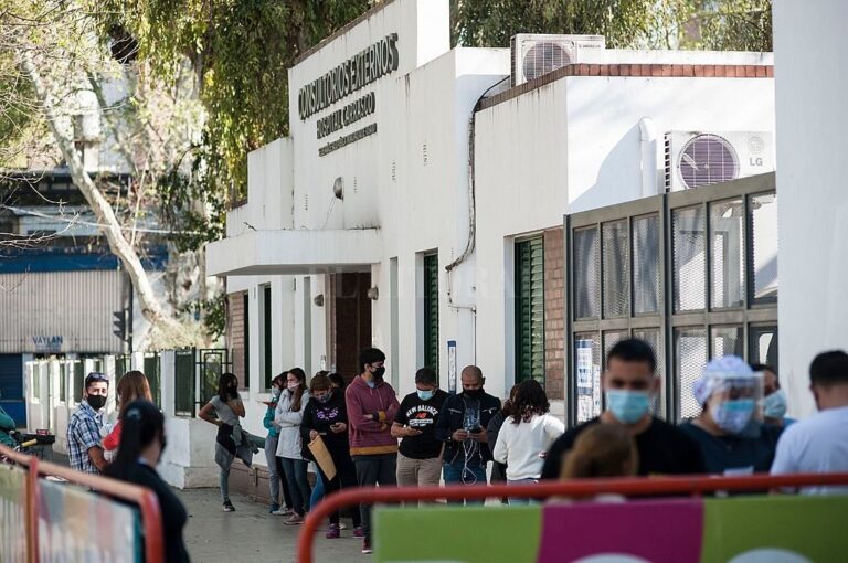 Largas colas en la guardia del Hospital Carrasco para hacerse hisopado. Marcelo Manera