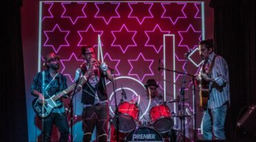 El diálogo instrumental recrea el contrapunto de las imágenes y el movimiento de la ciudad y sus anonimatos entrelazando géneros como el R&B