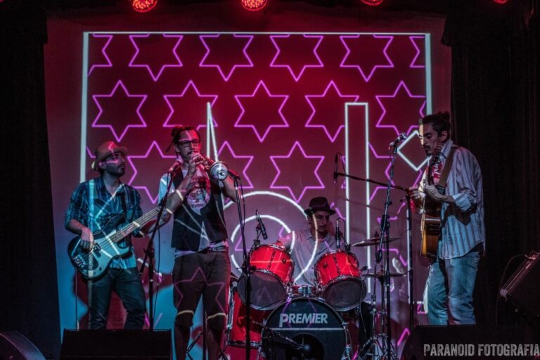 El diálogo instrumental recrea el contrapunto de las imágenes y el movimiento de la ciudad y sus anonimatos entrelazando géneros como el R&B