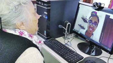 74 alumnos se conectan con adultos mayores para hacerles un seguimiento sanitario y acompañarlos en un contexto que los aleja de sus afectos.