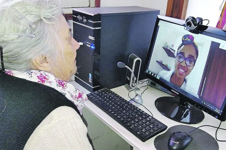 74 alumnos se conectan con adultos mayores para hacerles un seguimiento sanitario y acompañarlos en un contexto que los aleja de sus afectos.