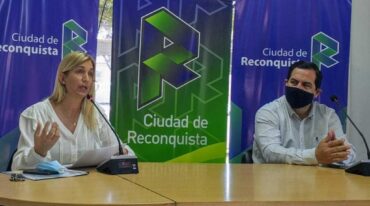 La doctora Leira Mansur y el intendente Vallejos brindaron una conferencia de prensa. Gentileza: prensa Municipalidad de Reconquista.