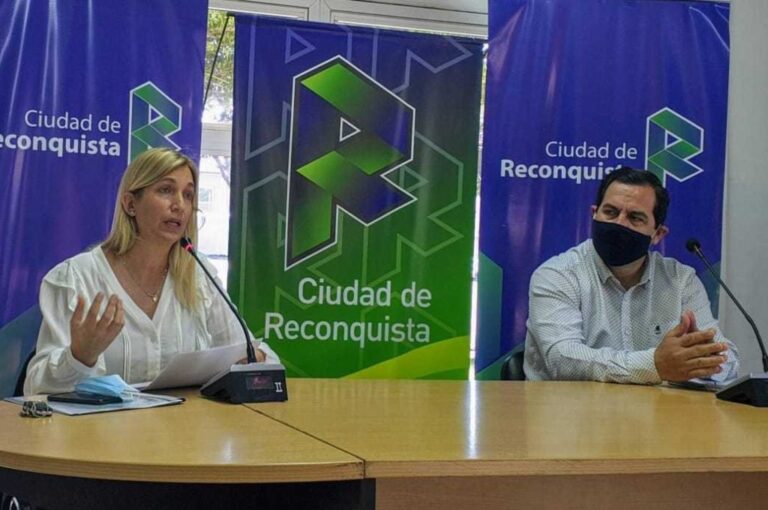 La doctora Leira Mansur y el intendente Vallejos brindaron una conferencia de prensa. Gentileza: prensa Municipalidad de Reconquista.