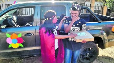 El equipo de profesores de la escuela Técnica 2 llevó cajas con regalos a las casas de los chicos del último año. La emoción fue inmensa.
