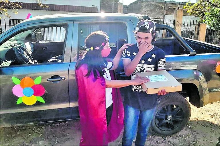 El equipo de profesores de la escuela Técnica 2 llevó cajas con regalos a las casas de los chicos del último año. La emoción fue inmensa.