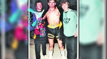 Para la foto. Tras sus peleas Héctor Rohr se quedaba por un rato largo sacándose fotos con sus seguidores.