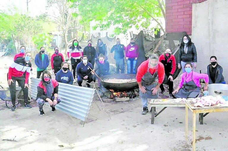 Los planteles de rugby y futsal del Paraná Rowing Club y Deportivo Máquina