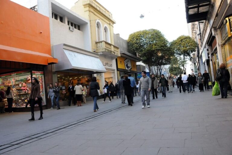 Siguen batallando. Los tradicionales centros comerciales abiertos (CCA) de la provincia continúan la lucha por zafar de los embates del coronavirus. Archivo.