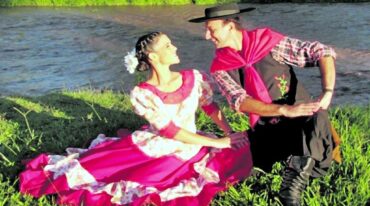 Adriana Abrigo y Mario López Bondaz son bailarines profesionales y docentes de tango y danzas folklóricas.