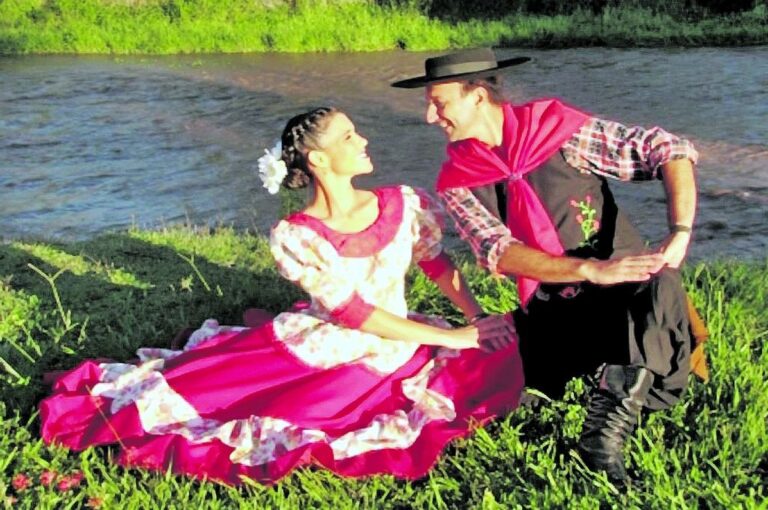 Adriana Abrigo y Mario López Bondaz son bailarines profesionales y docentes de tango y danzas folklóricas.