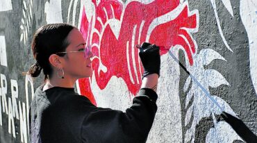 Carla Chort comenzó de pequeña a dibujar y hoy es una referente en la localidad. José Prinsich