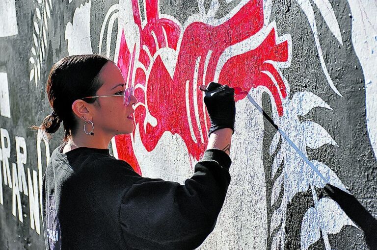 Carla Chort comenzó de pequeña a dibujar y hoy es una referente en la localidad. José Prinsich