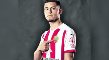 El concordiense con la camiseta de Almería