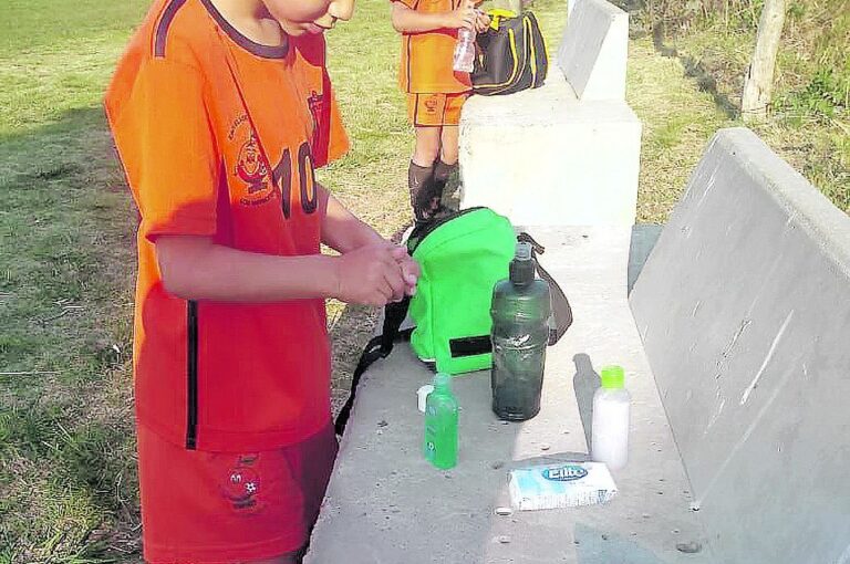Juan Ignacio Vilches muestra el equipo completo de elementos para controlar el Covid 19.