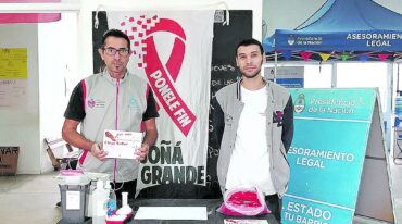 Los voluntarios aprovechan toda ocasión para sembrar conciencia acerca de cómo prevenir enfermedades de transmisión sexual.