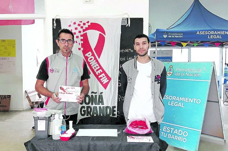 Los voluntarios aprovechan toda ocasión para sembrar conciencia acerca de cómo prevenir enfermedades de transmisión sexual.