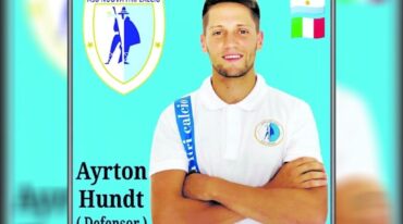 Ayrton Hundt con la camiseta de su nuevo club.