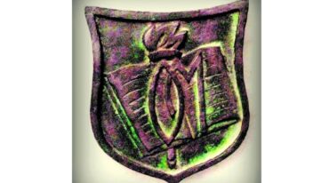 La insignia de la Escuela Normal nació por idea del Club Colegial en el año 1957.