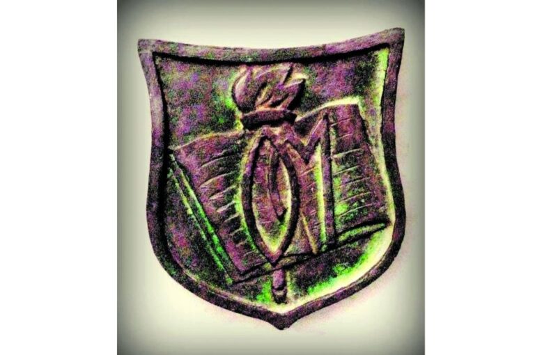 La insignia de la Escuela Normal nació por idea del Club Colegial en el año 1957.