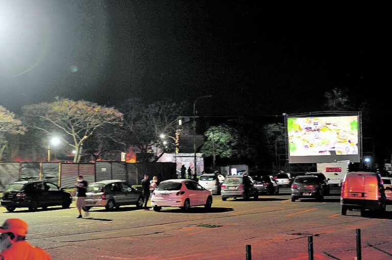 Hasta 50 vehículos pueden ingresar a la amplia 'sala' del autocine.