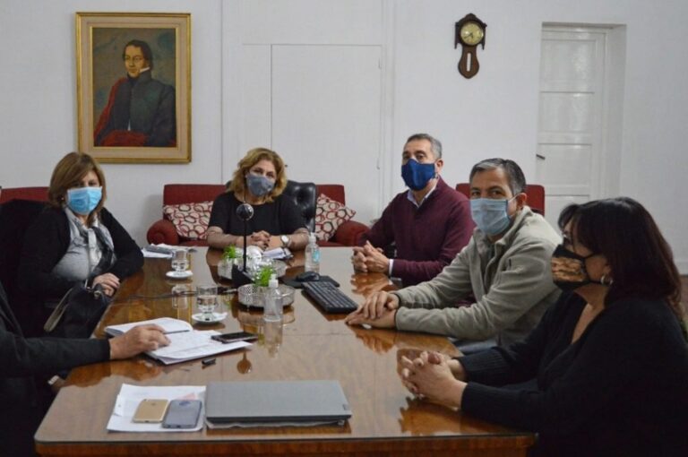 Parte de la representación femenina del gabinete: las ministras Cantero y Martorano presiden una reunión de equipos de Educación y Salud. Archivo.