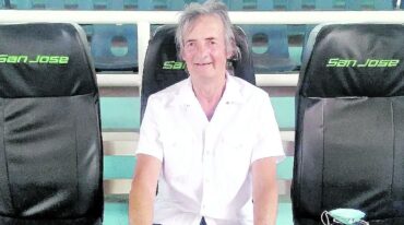 Juan Carlos Portela sentado en los bancos de suplente del estadio de Echagüe