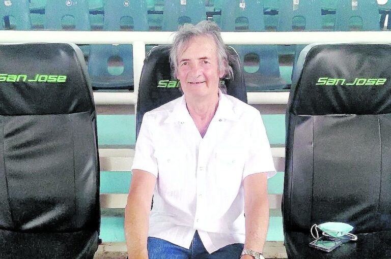 Juan Carlos Portela sentado en los bancos de suplente del estadio de Echagüe