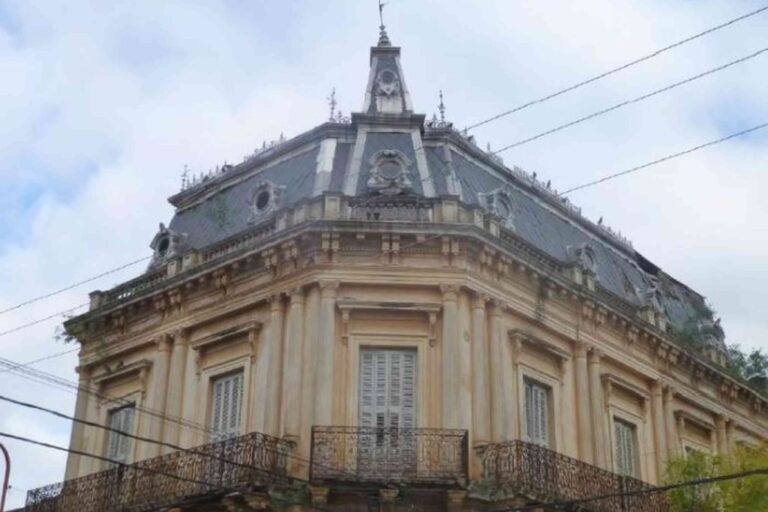 El Palacio Stoessel construido en 1896 tiene una valiosa historia ya que sucesivamente fue el consulado belga